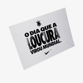 Kit Posters Corinthians - "O Dia que a Loucura Virou Mundial" + 4 Adesivos Exclusivos