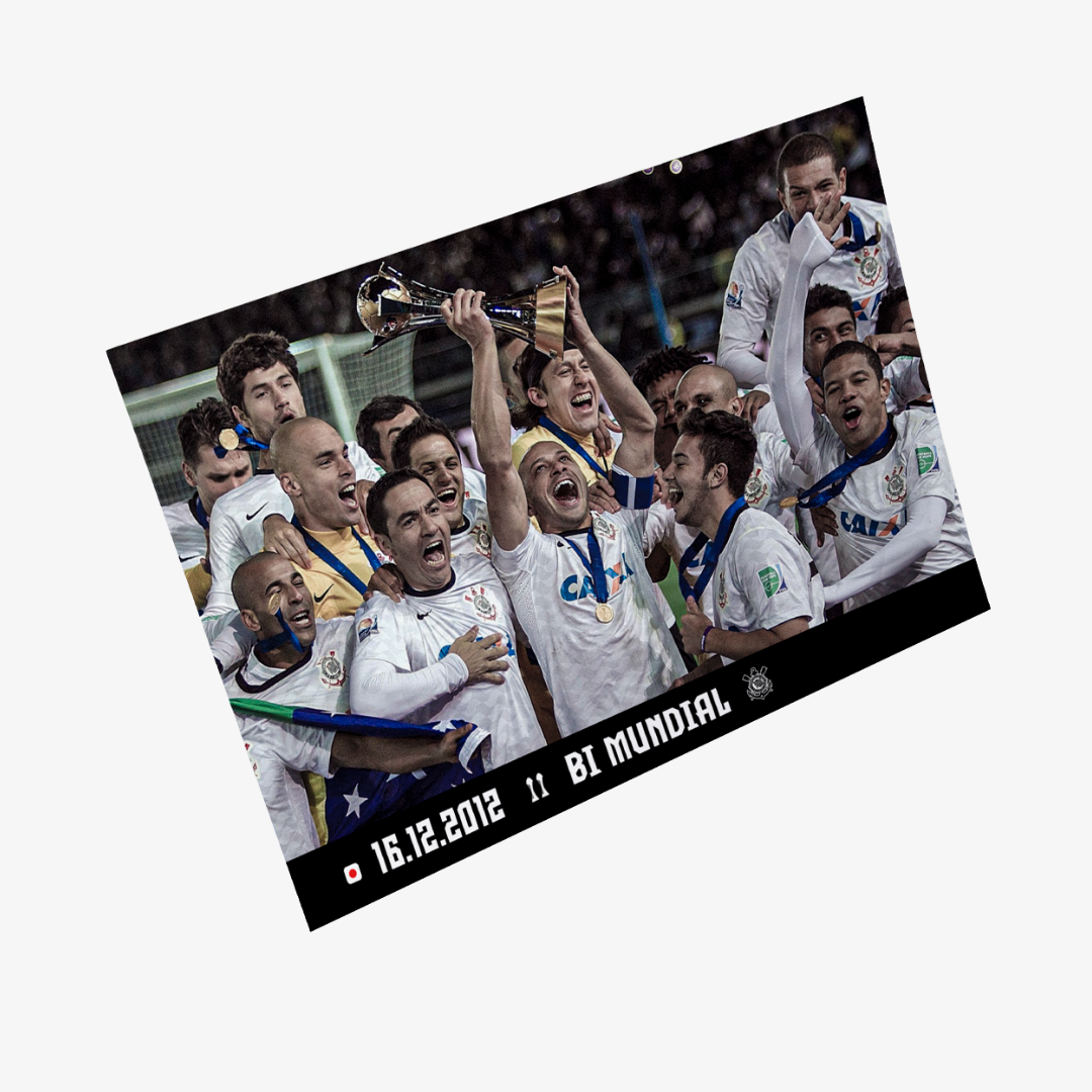 Kit Posters Corinthians - "O Dia que a Loucura Virou Mundial" + 4 Adesivos Exclusivos