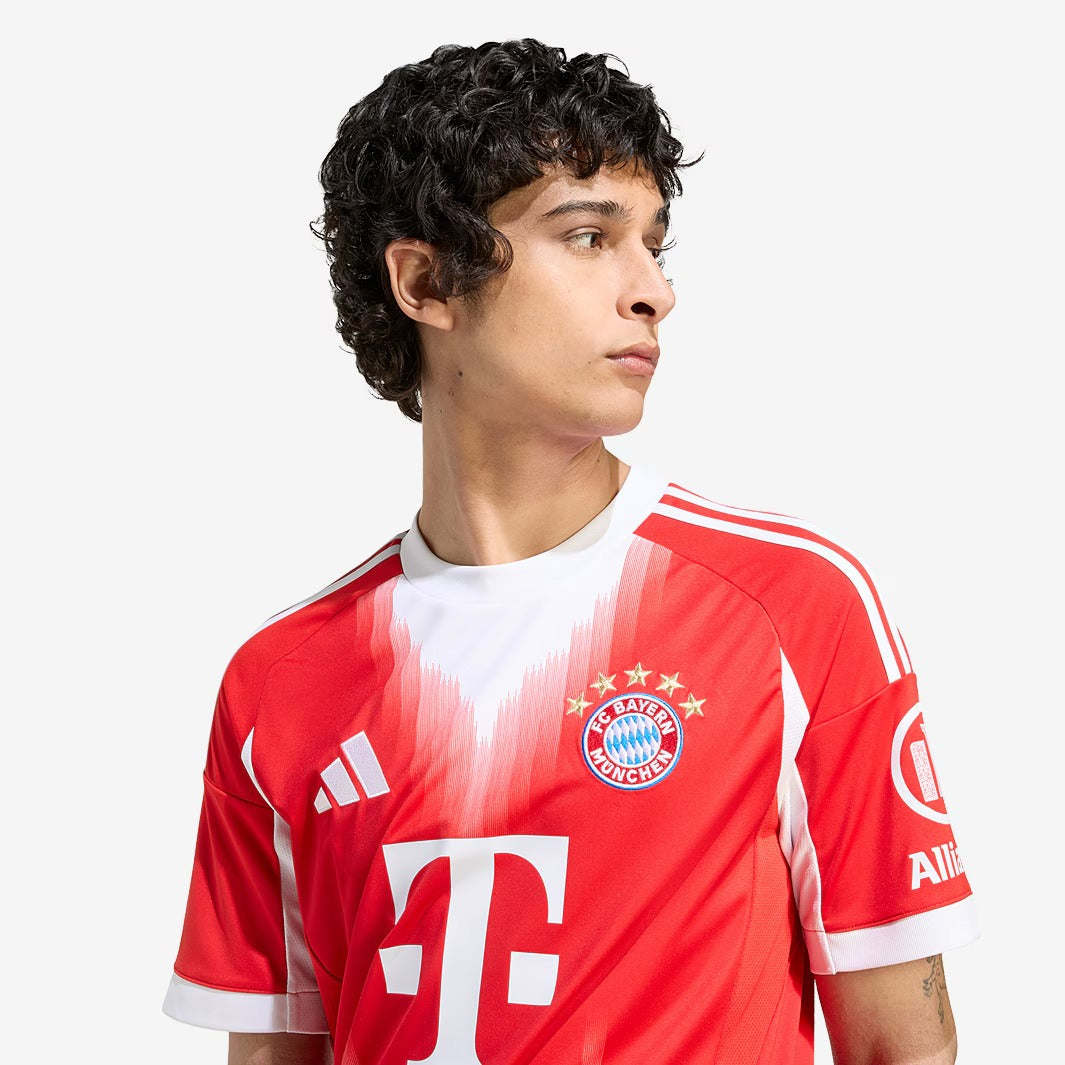 Camisa Bayern de Munique 2025/26 I - Vista Frontal/Detalhes