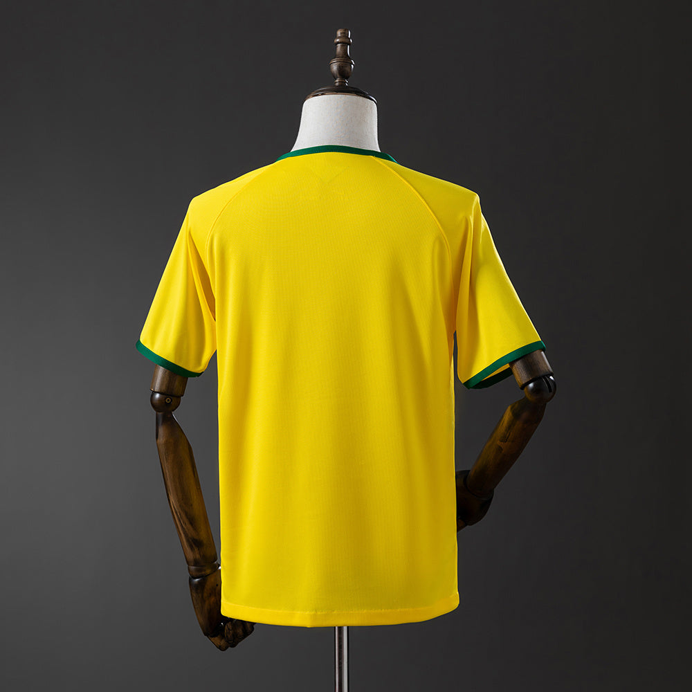 Camisa Retrô Seleção Brasil Amarela 2014 - Vista Frontal/Detalhes