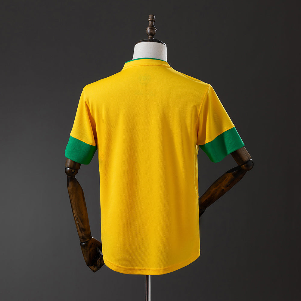 Camisa Retrô Seleção Brasil Amarela 2012/13 - Vista Frontal/Detalhes
